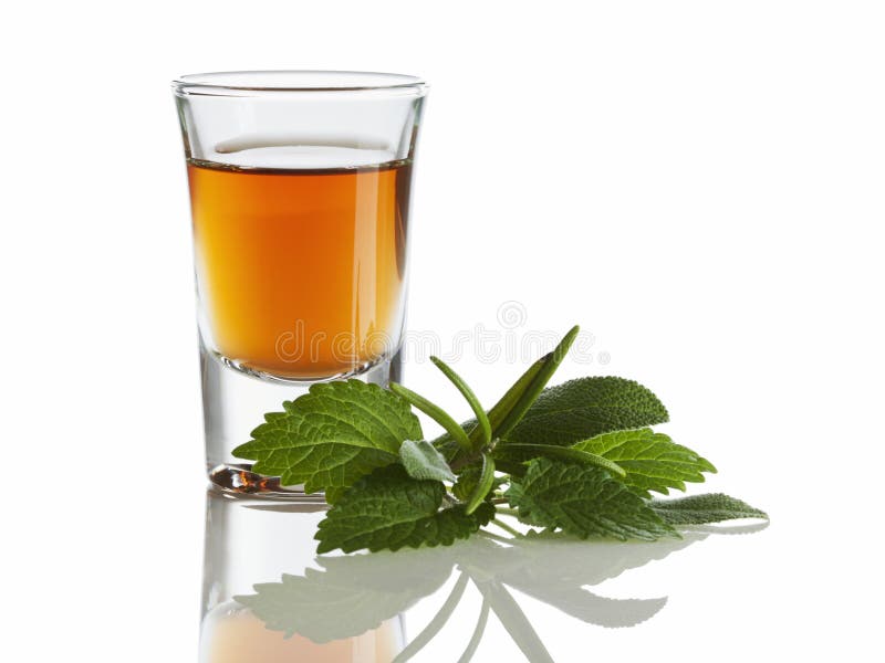 Kräuteralkohol stockfotografie Kräuteralkohol stockfotografie