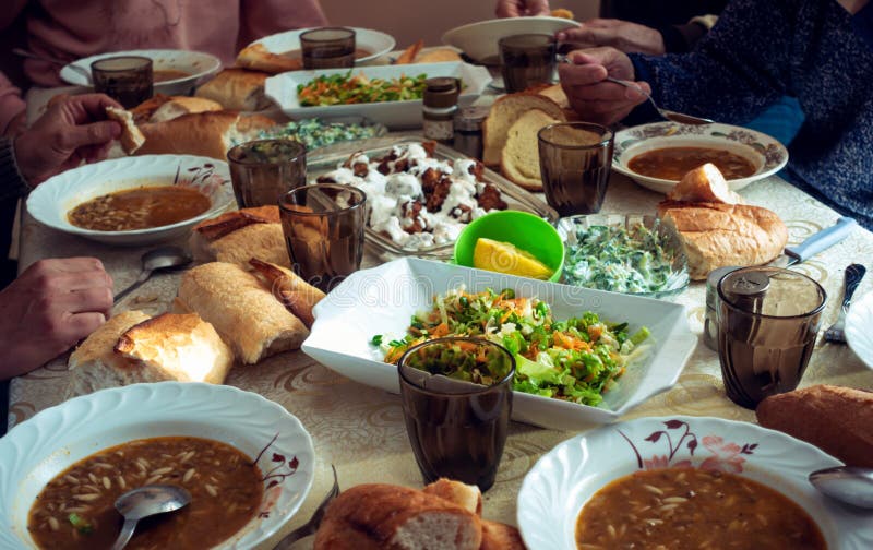 Krävd muslimsk familj som äter middag på en ramadan dag arkivbild Krävd muslimsk familj som äter middag på en ramadan dag arkivbild