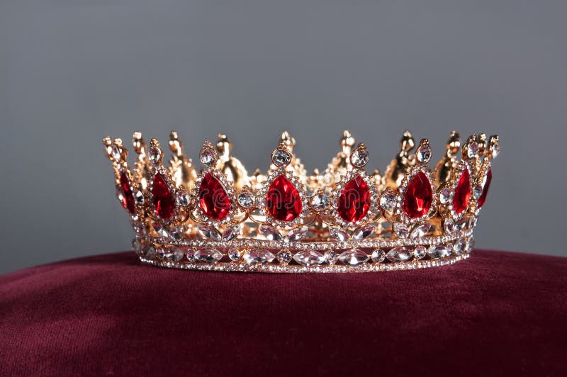 Królewska korona z czerwonymi klejnotami Rubin, garnet Symbol władza i władza zdjęcie stock Królewska korona z czerwonymi klejnotami Rubin, garnet Symbol władza i władza zdjęcie stock
