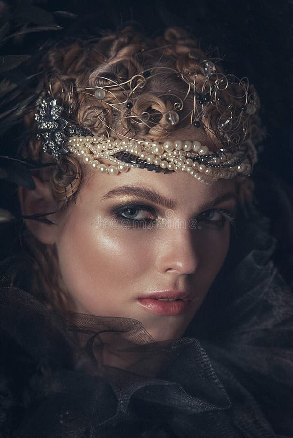 Królowa ciemność w czarnym fantazja kostiumu na ciemnym gothic tle Wysokiej mody piękna model z ciemnym makeup