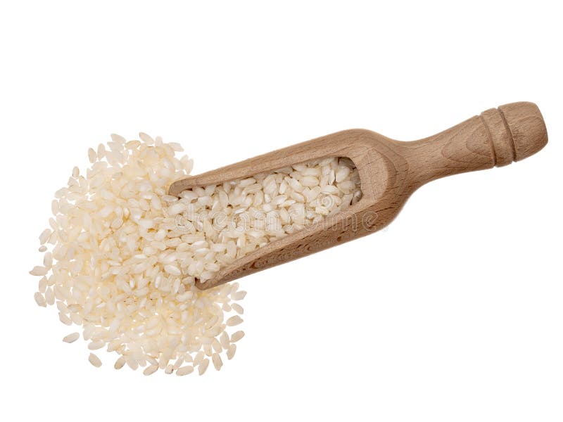 Krótcy zbożowi risotto ryż z drewnianą miarką, odizolowywającą na białym tle zdjęcia stock Krótcy zbożowi risotto ryż z drewnianą miarką, odizolowywającą na białym tle zdjęcia stock