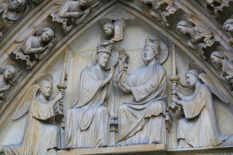 Krönung von Mary durch Christus bei Notre Dame, Paris stockbild Krönung von Mary durch Christus bei Notre Dame, Paris stockbild