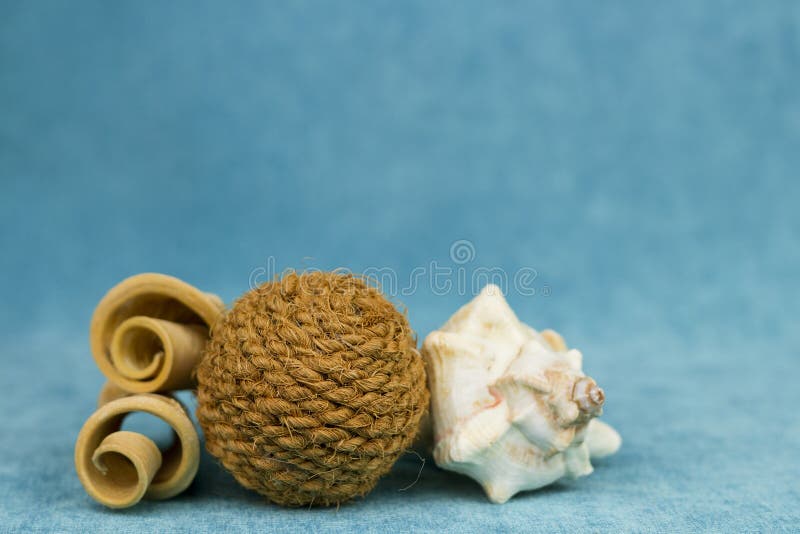 Kręceni kawałki drewno, seashell i piłka arkana zdjęcia royalty free