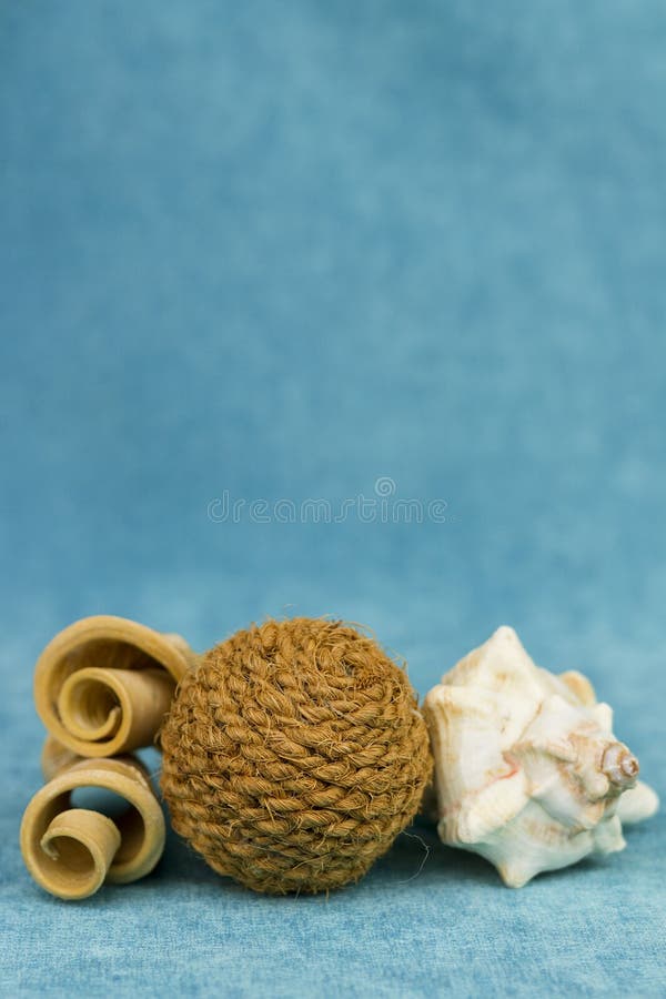 Kręceni kawałki drewno, seashell i piłka arkana fotografia royalty free