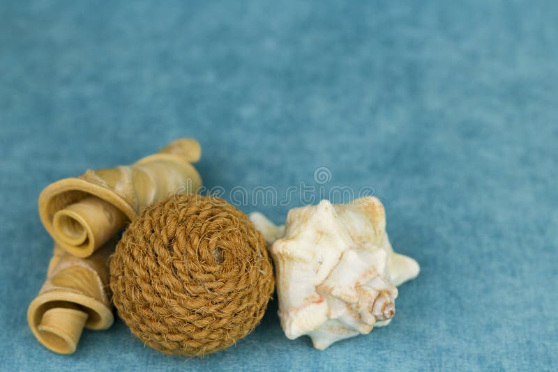 Kręceni kawałki drewno, seashell i piłka arkana zdjęcia stock