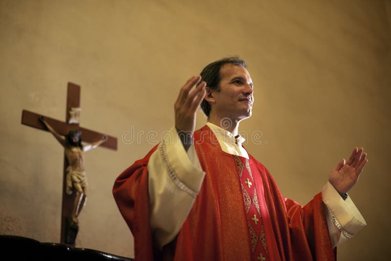 Ksiądz katolicki na ołtarzowym modleniu podczas masy