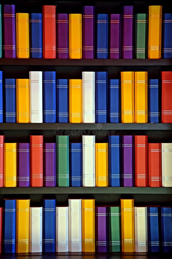 Książki na bibliotecznych półkach