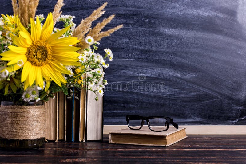 Książki znaczniki okularów i bukiet kwiatów w wazonie na białym tle. koncepcja dnia i pierwszego września