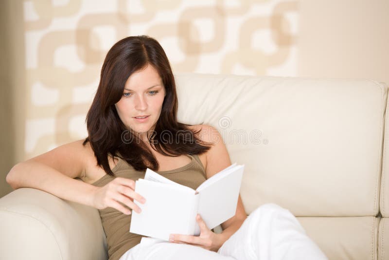 Książkowego read relaksujący kanapy kobiety potomstwa obraz royalty free