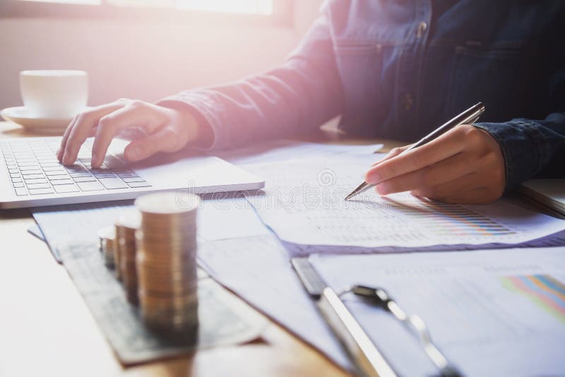 księgowy pracuje na biurku w biurze biznesu accou i finanse obrazy stock księgowy pracuje na biurku w biurze biznesu accou i finanse obrazy stock