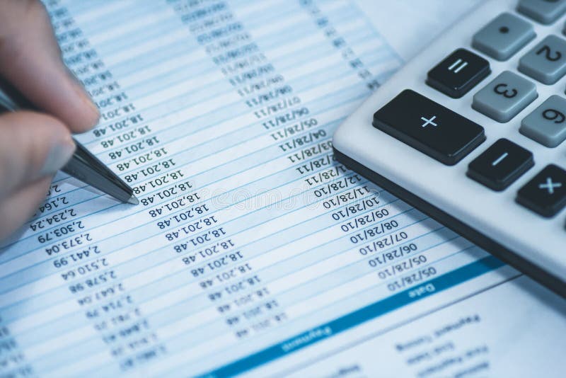 Księgowy w księgowości Spreadsheet z ludzkim ręki mienia piórem i kalkulator w biznesowym błękicie Akcyjny bilans księgowy zdjęcia royalty free Księgowy w księgowości Spreadsheet z ludzkim ręki mienia piórem i kalkulator w biznesowym błękicie Akcyjny bilans księgowy zdjęcia royalty free