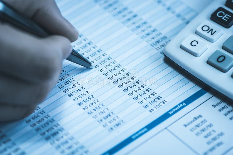 Księgowy w księgowości Spreadsheet z ludzkim ręki mienia piórem i kalkulator w biznesowym błękicie Akcyjny bilans księgowy