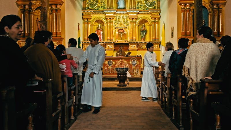 księża chodzi wśród pielgrzymów przy końcówką masowy ceremonii wydarzenie trząść ręki z everyone w lokalnym grodzkim kościół obraz stock księża chodzi wśród pielgrzymów przy końcówką masowy ceremonii wydarzenie trząść ręki z everyone w lokalnym grodzkim kościół obraz stock