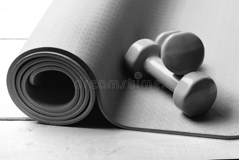 Kształtować i sprawności fizycznej wyposażenie Barbells kłama na purpurowej joga macie Trening i sporta pojęcie Dumbbells robić z fotografia royalty free Kształtować i sprawności fizycznej wyposażenie Barbells kłama na purpurowej joga macie Trening i sporta pojęcie Dumbbells robić z fotografia royalty free