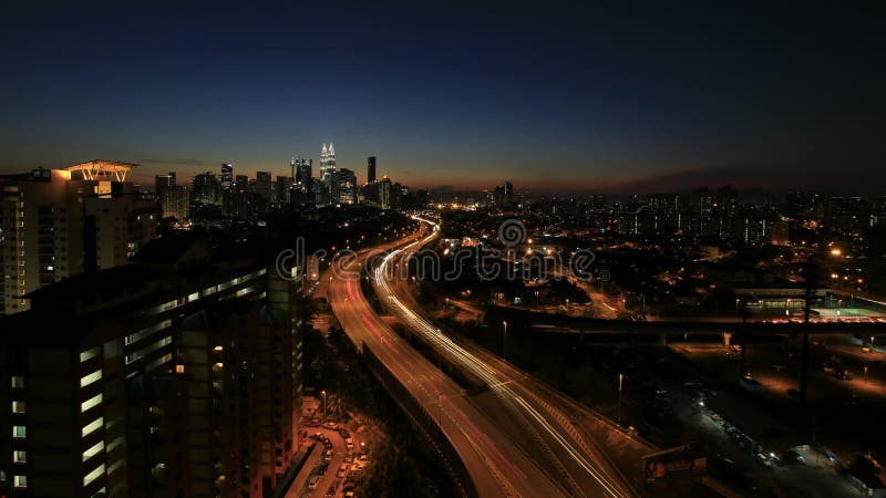 Kuala Lumpur Elevated Highway AKLEH avec l'horizon de ville en Malaisie au coucher du soleil Timelapse