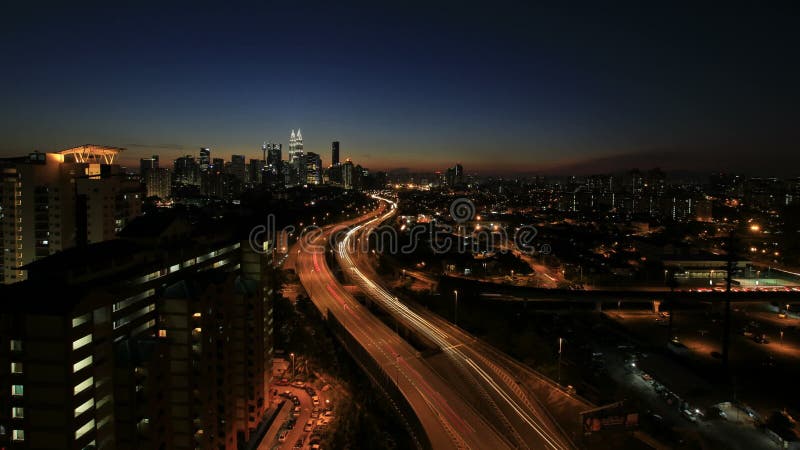 Kuala Lumpur Elevated Highway AKLEH com skyline da cidade em Malásia no por do sol Timelapse