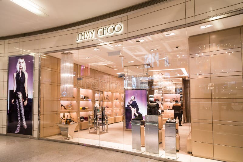 KUALA LUMPUR, MALAISIE - 29 janvier 2017 : Jimmy Choo est maison de haute couture se spécialisant dans les chaussures, les sacs à photo libre de droits KUALA LUMPUR, MALAISIE - 29 janvier 2017 : Jimmy Choo est maison de haute couture se spécialisant dans les chaussures, les sacs à photo libre de droits