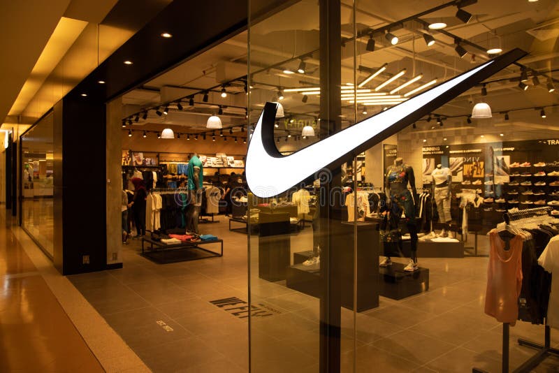 KUALA LUMPUR, MALAISIE, le 18 avril 2019 : Nike, Inc est une soci?t? multinationale am?ricaine qui lance des chaussures sur le ma image stock KUALA LUMPUR, MALAISIE, le 18 avril 2019 : Nike, Inc est une soci?t? multinationale am?ricaine qui lance des chaussures sur le ma image stock