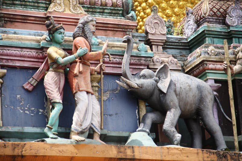 KUALA LUMPUR, MALAYSIA - 23 AGOSTO 2013: Statue delle divinità indù nel tempio di Batu Caves, un complesso di calcare fotografia stock KUALA LUMPUR, MALAYSIA - 23 AGOSTO 2013: Statue delle divinità indù nel tempio di Batu Caves, un complesso di calcare fotografia stock