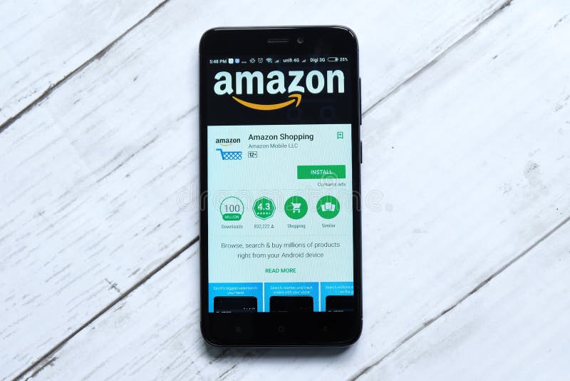 KUALA LUMPUR, MALAYSIA - 28. JANUAR 2018: Amazonas-APP-Anzeige auf androidem Spiel-Speicher Amazonas wurde von Jeff Bezos gegründ lizenzfreies stockfoto KUALA LUMPUR, MALAYSIA - 28. JANUAR 2018: Amazonas-APP-Anzeige auf androidem Spiel-Speicher Amazonas wurde von Jeff Bezos gegründ lizenzfreies stockfoto