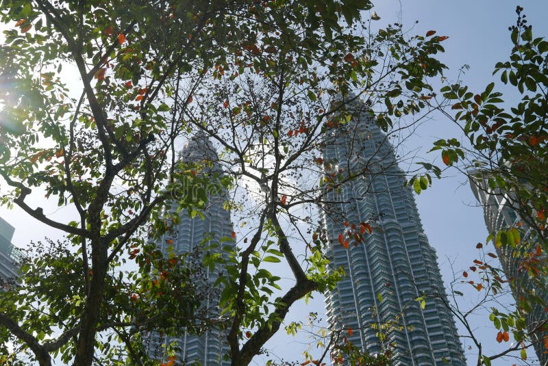 KUALA LUMPUR MALAYSIA - MARS 4TH, 2018: Sikt av de Petronas tvillingbröderna på KLCC-centret arkivbilder KUALA LUMPUR MALAYSIA - MARS 4TH, 2018: Sikt av de Petronas tvillingbröderna på KLCC-centret arkivbilder