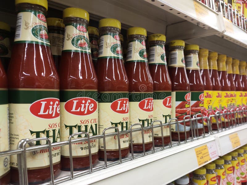 https://thumbs.dreamstime.com/b/kuala-lumpur-malaysia-may-selective-focused-chilli-ketchup-bottles-displayed-racks-separated-brand-to-198177176.jpg