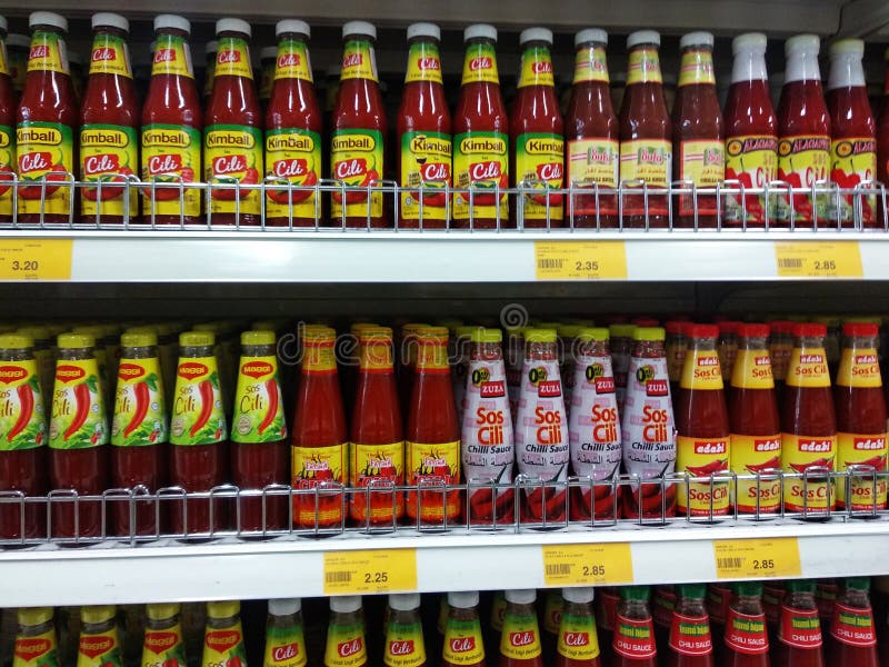 https://thumbs.dreamstime.com/b/kuala-lumpur-malaysia-may-selective-focused-tomato-chili-sauce-bottles-displayed-racks-separated-brand-to-157668970.jpg