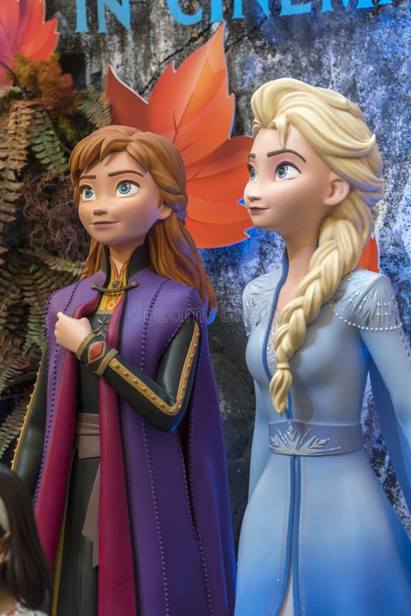 supermarkt Definitie Luxe Princess Elsa and Anna from Frozen 2 Magical Journey. this Event is a  Promotion for New Disney Blockbuster Movie Editorial Image - Image of  dress, castle: 164197410