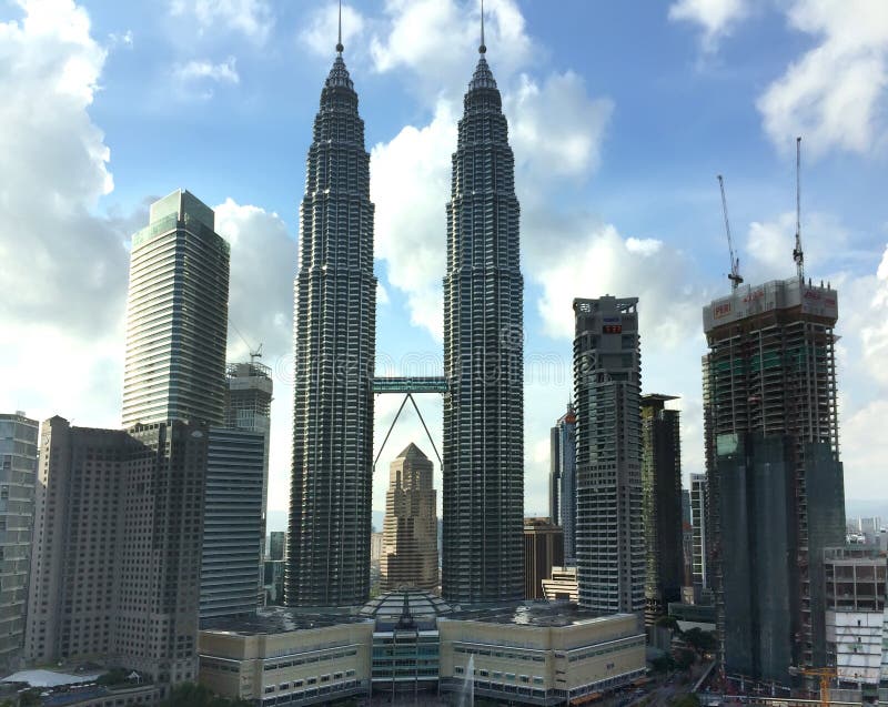 KUALA LUMPUR, MALAYSIA 12. OKTOBER 2016: Petronas-Twin Tower in Kuala Lumpur, Malaysia lizenzfreie stockfotos KUALA LUMPUR, MALAYSIA 12. OKTOBER 2016: Petronas-Twin Tower in Kuala Lumpur, Malaysia lizenzfreie stockfotos