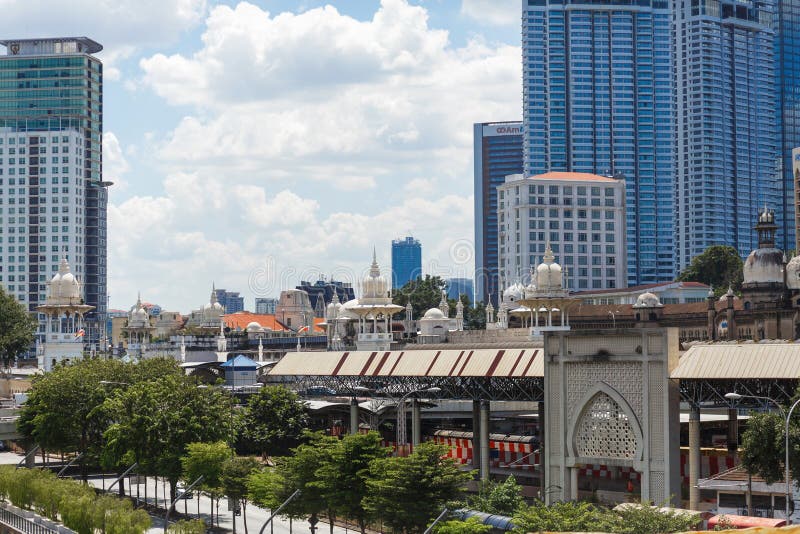 Kuala Lumpur Malaysia - 13th Februari, 2018: Kuala Lumpur stadslandskap på den Jalan Sultan Hishamuddin järnvägsstationen royaltyfria bilder Kuala Lumpur Malaysia - 13th Februari, 2018: Kuala Lumpur stadslandskap på den Jalan Sultan Hishamuddin järnvägsstationen royaltyfria bilder
