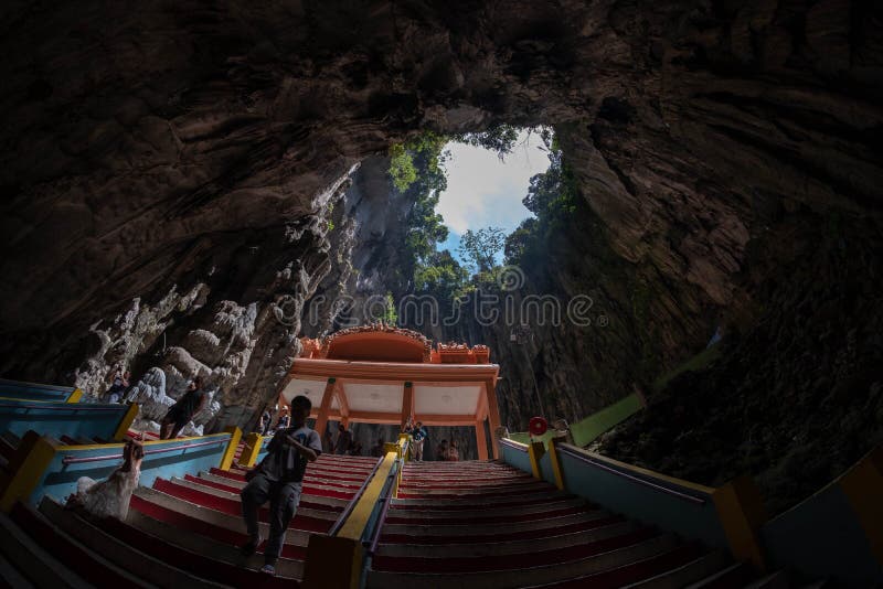 Kuala Lumpur, Maleisië - Februari 24, 2019: Batuholen die omhoog van het belangrijkste hol kijken royalty-vrije stock afbeelding Kuala Lumpur, Maleisië - Februari 24, 2019: Batuholen die omhoog van het belangrijkste hol kijken royalty-vrije stock afbeelding