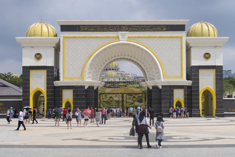Kuala Lumpur, Maleisië - Juli 21, 2018; De ingang van Istana Negara het Paleis van de Sultan van Maleisië stock foto Kuala Lumpur, Maleisië - Juli 21, 2018; De ingang van Istana Negara het Paleis van de Sultan van Maleisië stock foto