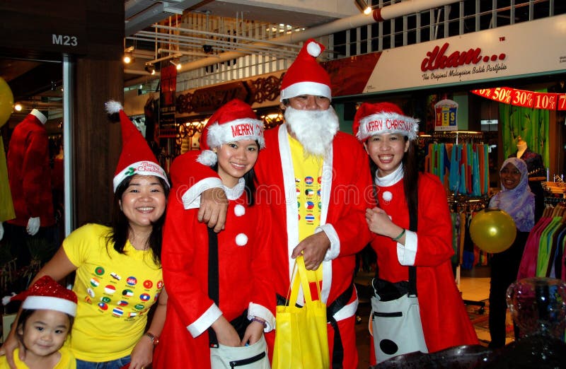 Kuala Lumpur, Malesia: Il Babbo Natale ed assistenti fotografia stock libera da diritti