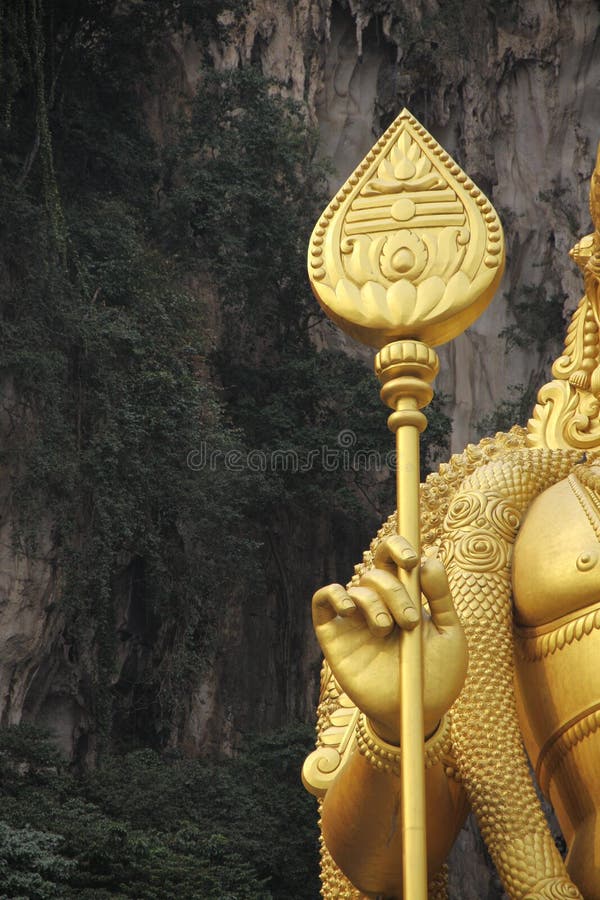 KUALA LUMPUR, MALEZJA - 23 SIERPNIA 2013 R.: Statua Bojowa Wielkiego Pana Murugana przed Jaskiniami Batu Murugan zdjęcie stock KUALA LUMPUR, MALEZJA - 23 SIERPNIA 2013 R.: Statua Bojowa Wielkiego Pana Murugana przed Jaskiniami Batu Murugan zdjęcie stock