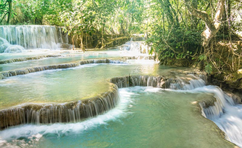 Kuang Si Falls vattenfall nära Luang Prabang i Laos PDR royaltyfri fotografi Kuang Si Falls vattenfall nära Luang Prabang i Laos PDR royaltyfri fotografi