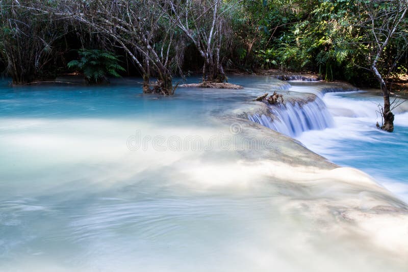 Kuang Si Waterfall u. x28; Tat Guangxi u. x29; , Luang Prabang, Laos lizenzfreie stockbilder Kuang Si Waterfall u. x28; Tat Guangxi u. x29; , Luang Prabang, Laos lizenzfreie stockbilder