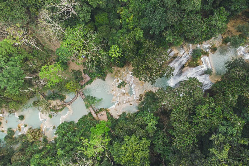 Kuang Si Waterfalls Luang Probang Laos Exposici?n larga Paisaje hermoso Cascada en la selva salvaje Naturaleza asi?tica visi?n su imágenes de archivo libres de regalías Kuang Si Waterfalls Luang Probang Laos Exposici?n larga Paisaje hermoso Cascada en la selva salvaje Naturaleza asi?tica visi?n su imágenes de archivo libres de regalías