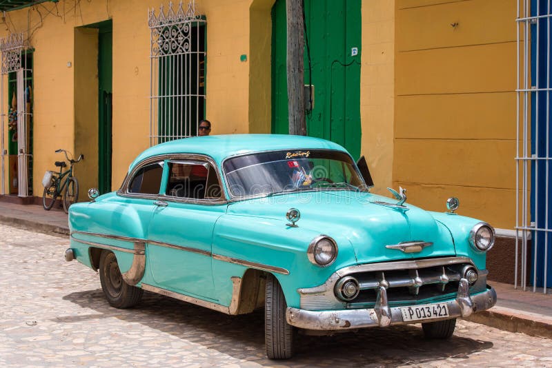 Błękitny Amerykański Klasyczny Samochód W Cuba Na Drodze W