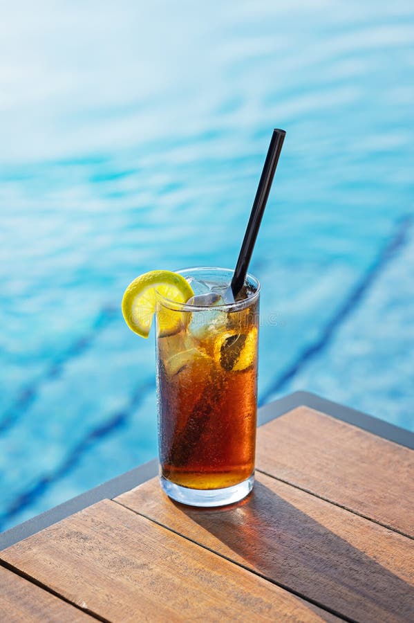 Kuba Libre-cocktail av en simbassäng arkivbilder