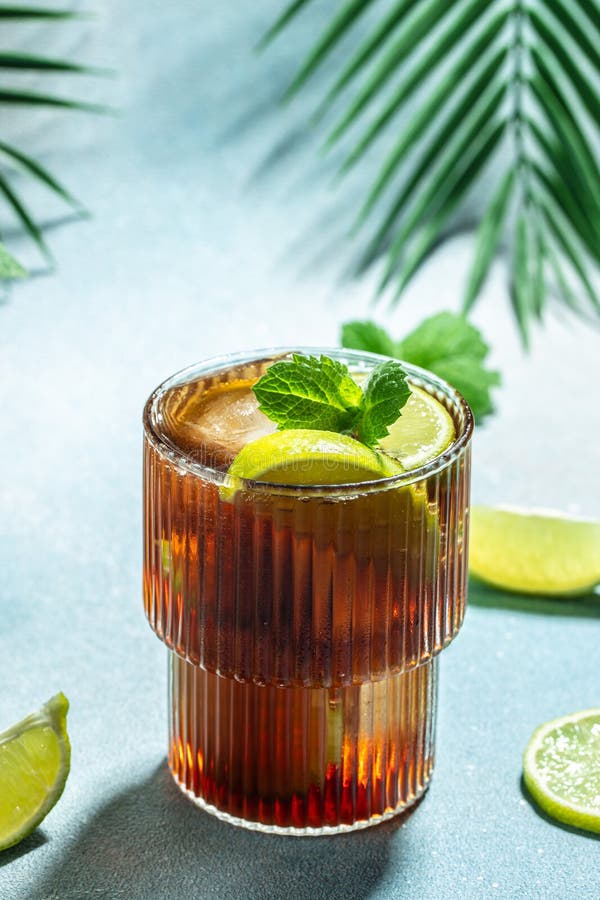 Kuba libre cocktail i ett glas med is på en ljusbakgrund vertikalbild. övervy. plats för text arkivfoton
