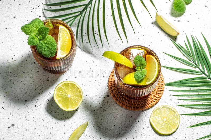 Kuba libre cocktail med lime-ismynta på ljusbakgrund. bannermeny receptplats för text i den övre vyn fotografering för bildbyråer
