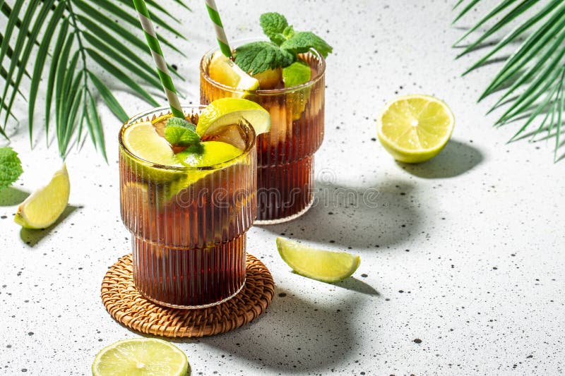 Kuba libre cocktail med rom cola mynta och kalk i glaset på en ljusbakgrund för text-top-view arkivbild
