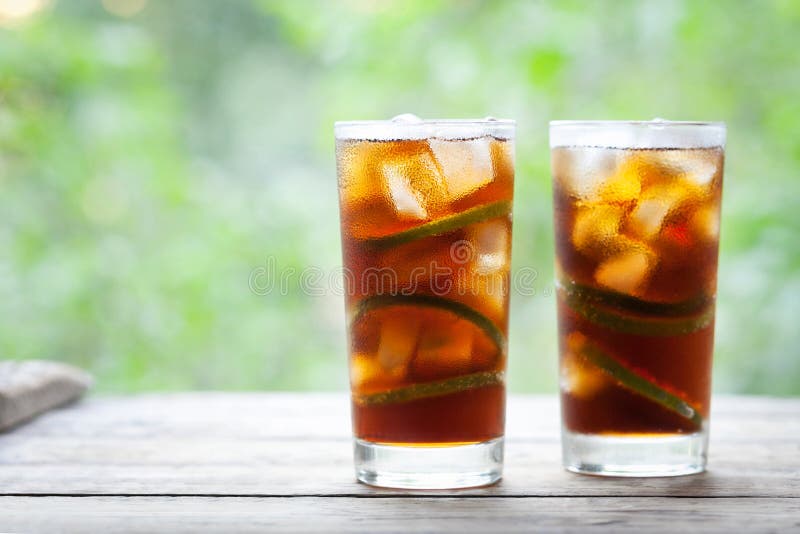 Kuba Libre eller coctail för med is te för Long Island med starka drinkar, cola, limefrukt och is i exponeringsglas, kall longdri arkivfoton