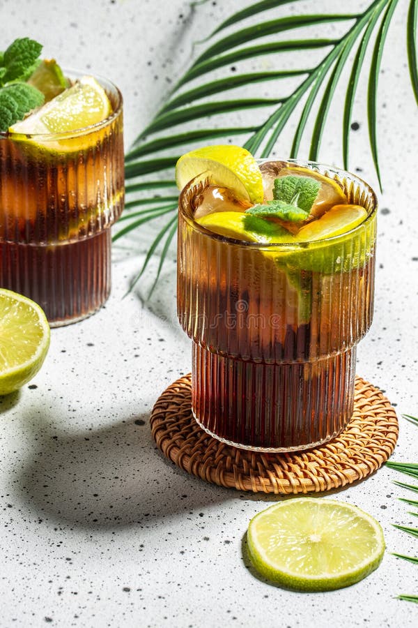 Kuba libre eller lång isackerad cocktail på en lätt bakomliggande cookbook-recept, övervy royaltyfria foton