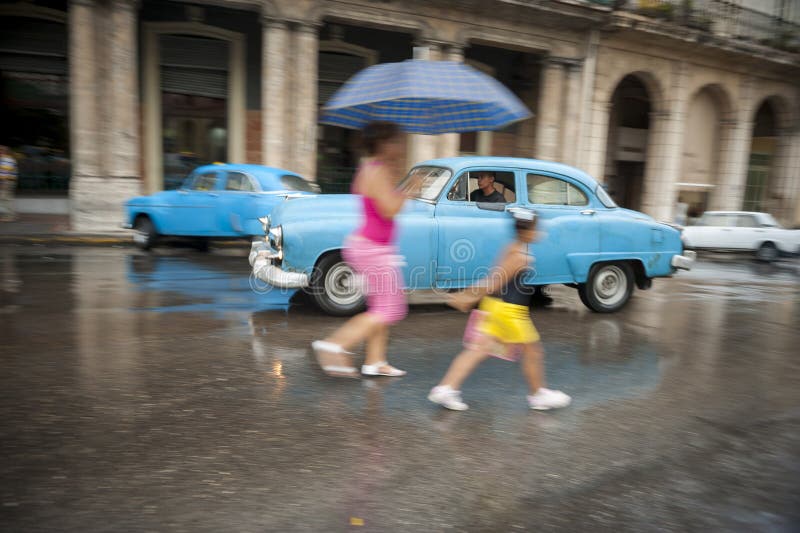 Kubaner und Weinlese-amerikanische Autos Havana Cuba