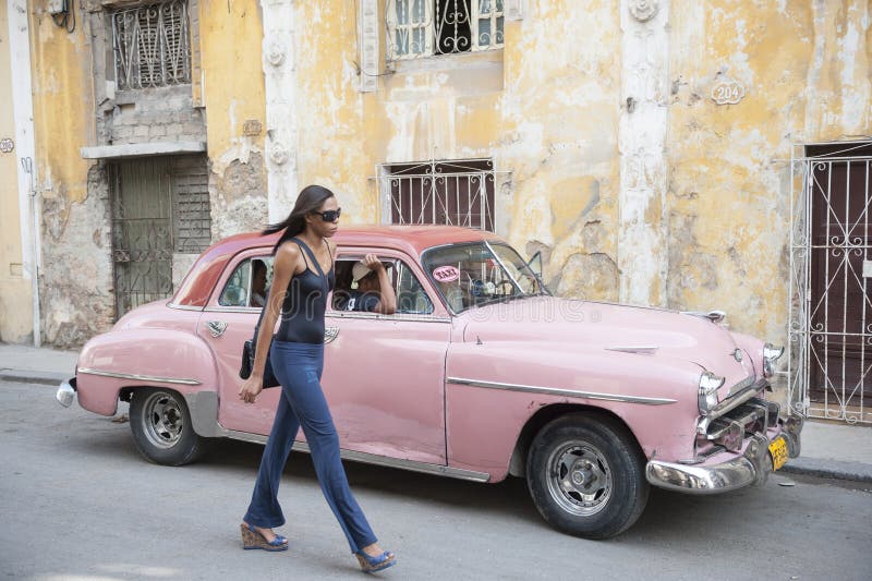 Kubanisches Frauen-Rosa-Taxi-Auto
