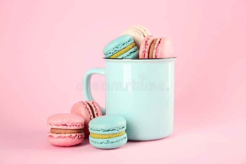 Kubek z wyśmienicie macarons na koloru tle obrazy royalty free