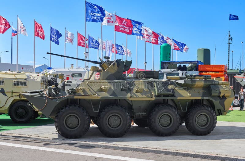 KUBINKA, RUSIA, AGOSTO 24, 2018: Tipo verde vehículo de lucha acorazado del BTR 80 del tanque de la rueda en los vehículos milita foto de archivo
