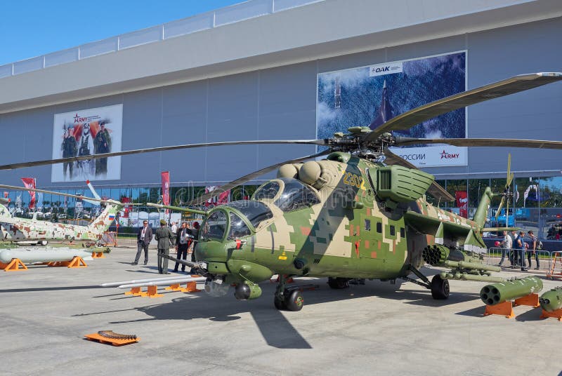 KUBINKA, RUSSLAND, AUG 24, 2018: Ansicht über russischen Hubschrauber Mi-24 des bewaffneten Kampfes Russische Militärhubschrauber stockbild KUBINKA, RUSSLAND, AUG 24, 2018: Ansicht über russischen Hubschrauber Mi-24 des bewaffneten Kampfes Russische Militärhubschrauber stockbild