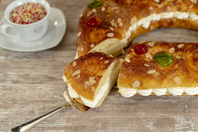 Kuchen Königs machte eigenhändig im Ofen, auf einem gemütlichen Holzfuß stockfoto Kuchen Königs machte eigenhändig im Ofen, auf einem gemütlichen Holzfuß stockfoto